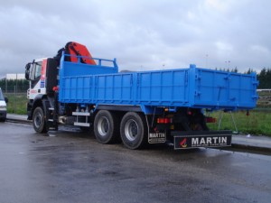 Caja basculante con grúa Palfinger