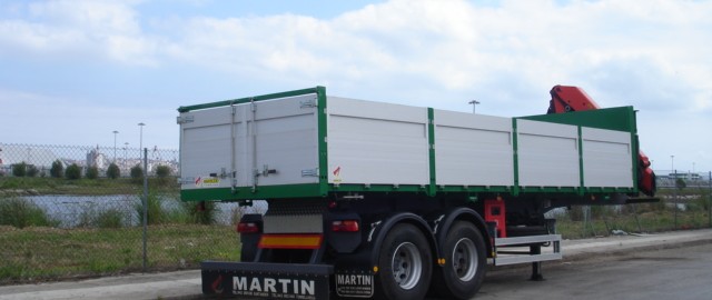 Semiremolque carrozado con caja  para material de construcción con grua Carrocerias Martín