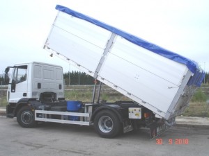 Caja basculante con equipo de descarga  de pellets y astilla